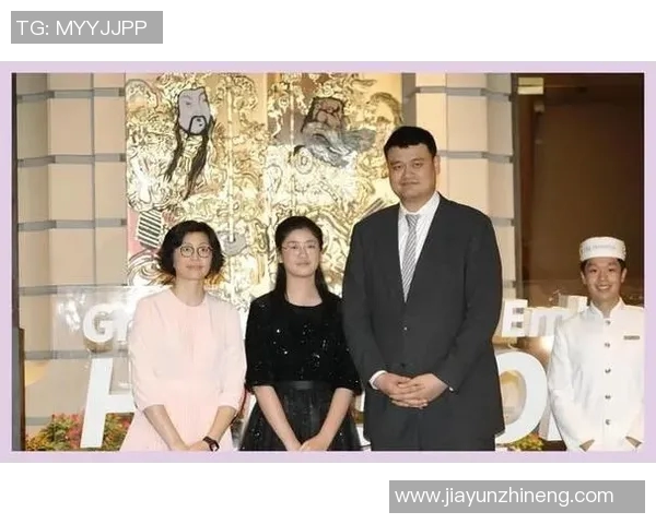 姚明与摄影师的故事：一位巨人背后的镜头艺术与情感交流